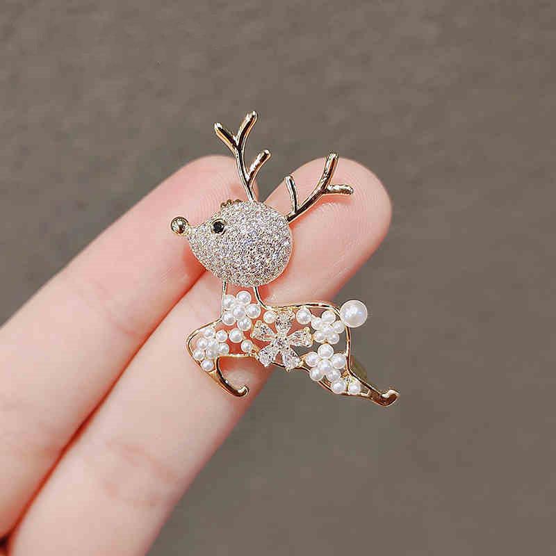 Japanese Cute Reindeer Brooch with Pearl and Rhinestone for Women, Versatile Christmas Pin Decoration