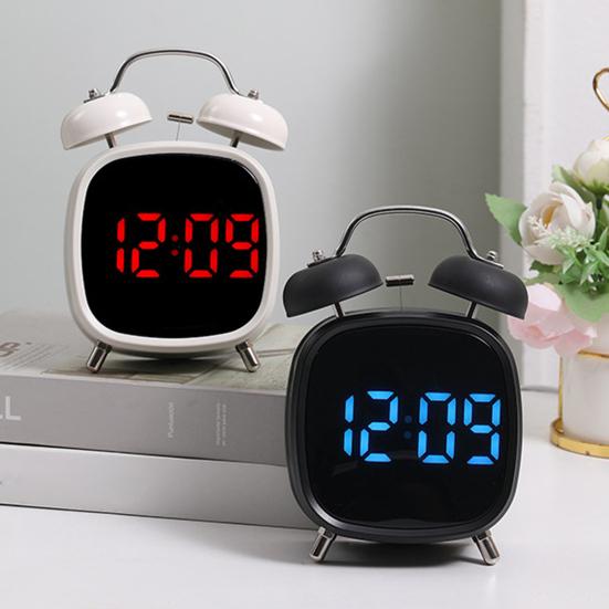 Liten digital vekkerklokke med LED-display Stor skjerm Snoozefunksjon Justerbar Batteridrevet Skrivebordsklokke