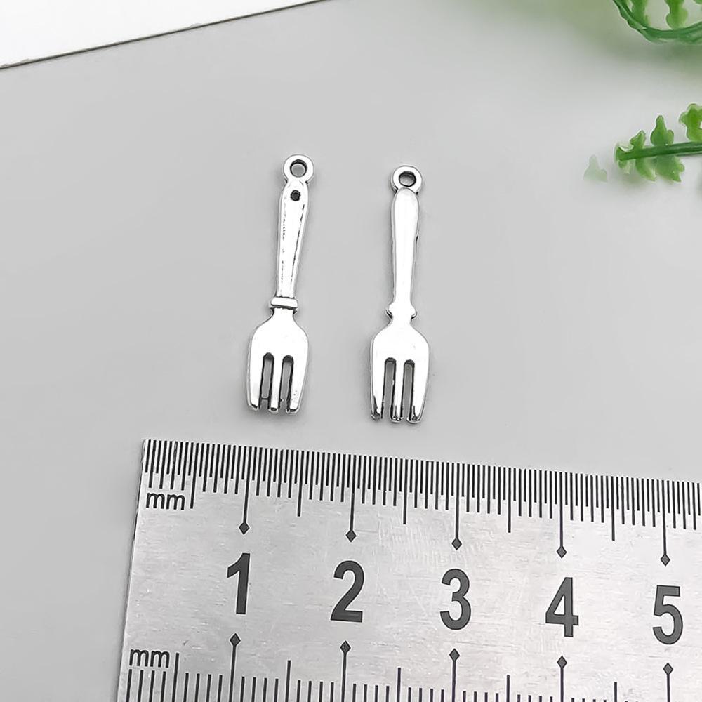 Sada přívěsků na nádobí ze starožitné slitiny stříbra: Nůž, vidlička, lžíce na DIY náramky