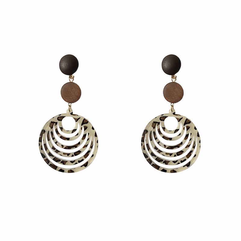 Silver needle resin wood chips leopard print round flower earrings retro Maillard style stud earrings personalized fashion temperament earrings