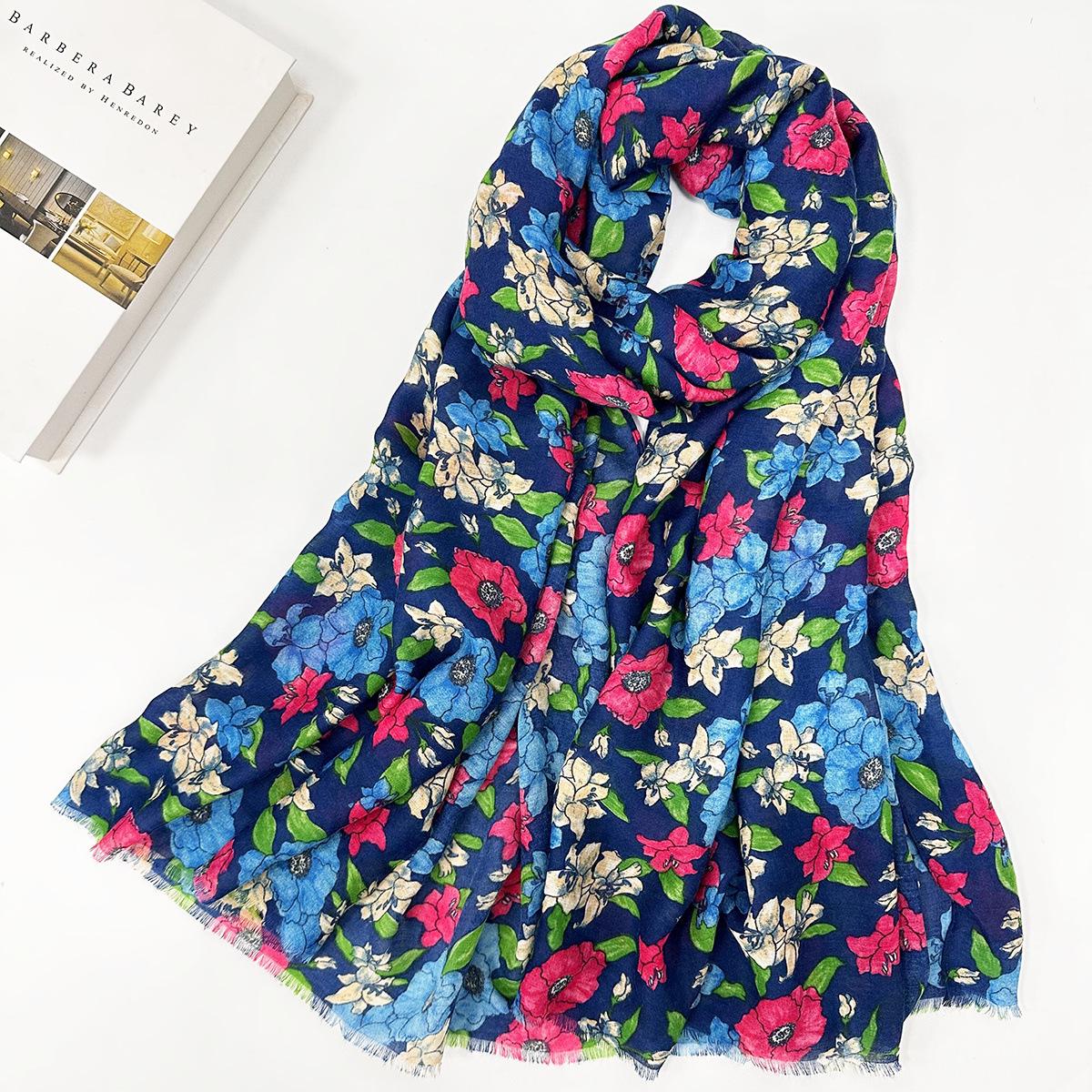

Європейський та американський бавовняний шарф - Ретро корейський стиль квіти, Тонка бахрома, Шаль для захисту від сонця для весняно-літніх подорожей темно-синього кольору