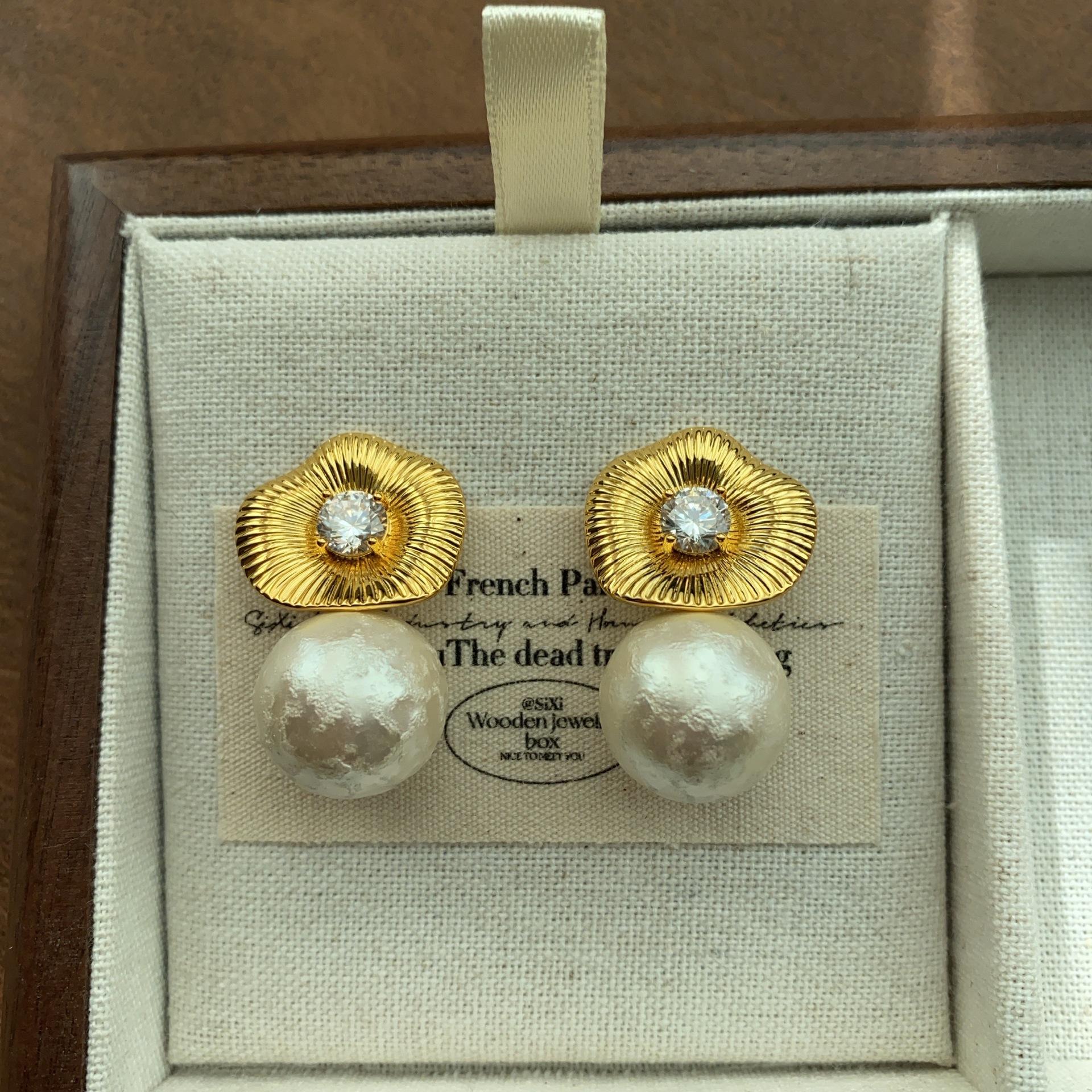 

Metal flower pearl rhinestone stud earrings elegant fashion soft high sense elegant versatile commuter earrings women