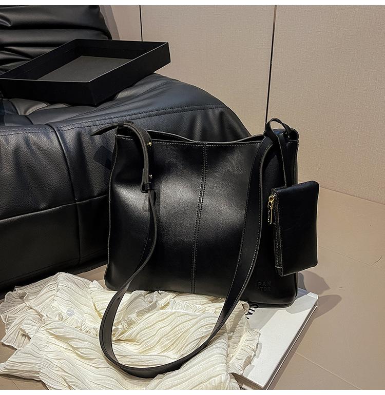 

Популярная в этом году женская сумка 2025 новая модная универсальная на плечо, кроссбоди, сумка-ведро для通勤 с высококачественной текстурой чёрный