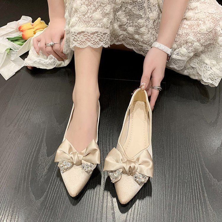 2025 Korean Version of Celebrity Fairy Pearl Bow Pointed Flat Shoes French Gentle Versatile Doudou Shoes