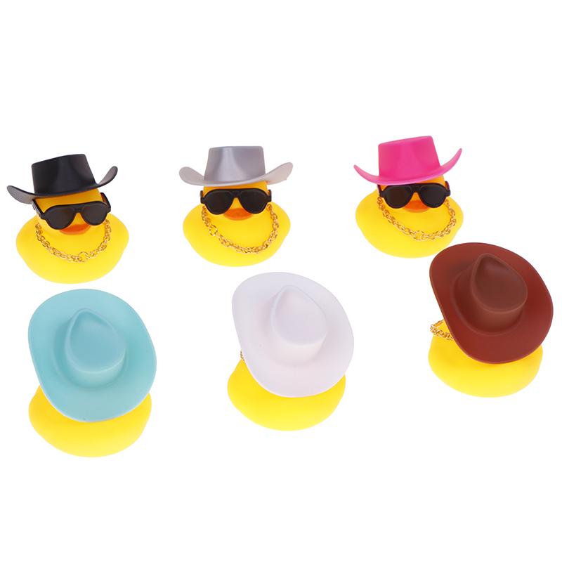 1 Set coole Auto-Accessoires mit Cowboyhut-Halskette und Sonnenbrille Gummi-Enten Auto-Schmuck Enten Auto-Armaturenbrett-Dekorationen