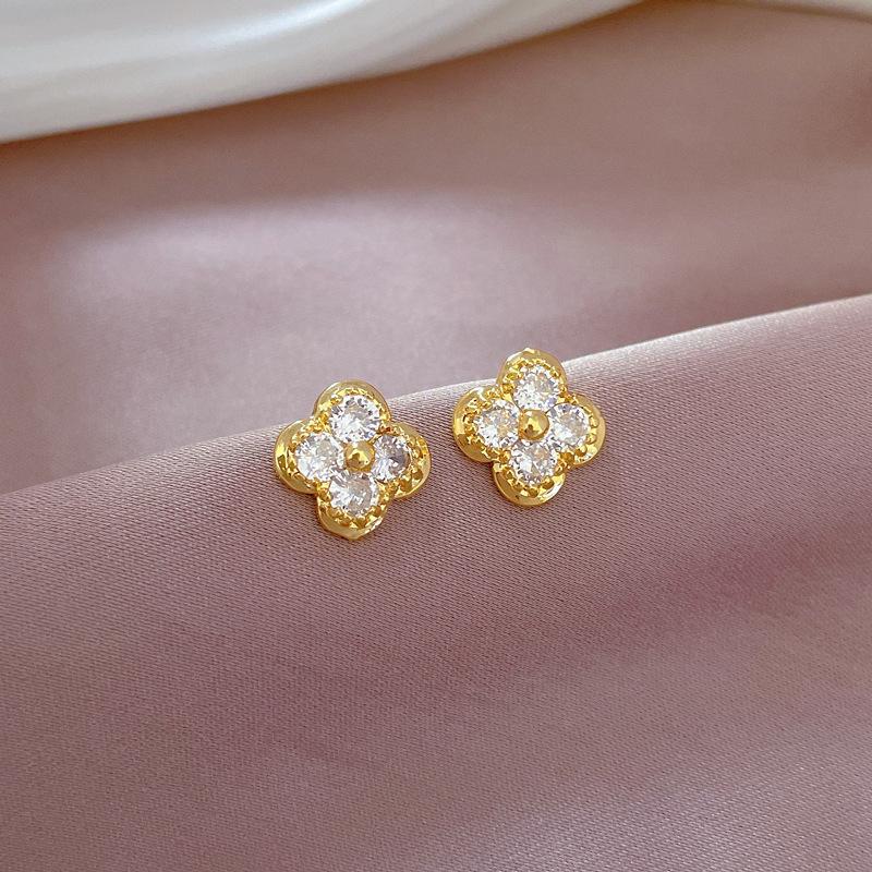 

Ожерелье-четырехлистник, набор серег, легкая роскошь с небольшой инкрустацией, индивидуальный темперамент, банкетная комбинация серег и аксессуаров