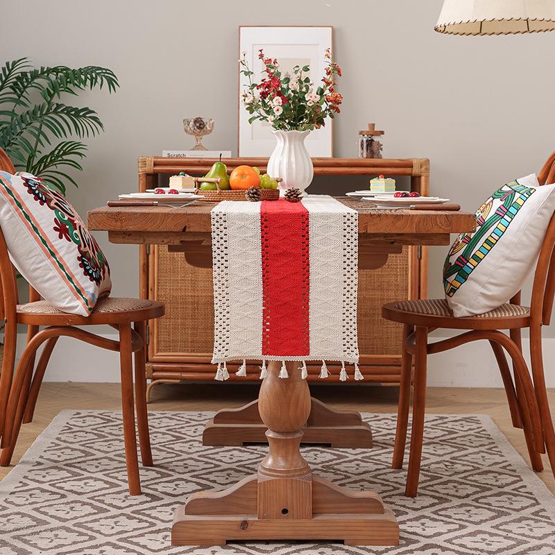 Bordslöpare i etnostil av vävd bomull och linne med tofsar - Lätt lyxig festivaldekoration