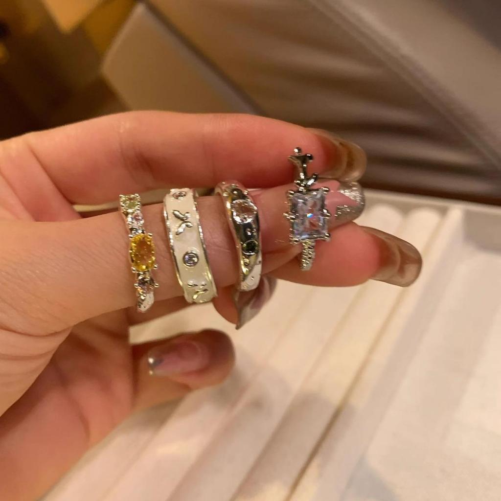 Owner's Pick: Stylish and Unique Luxury Index Finger Ring for Women – Fashionable, Niche Design with Personality.