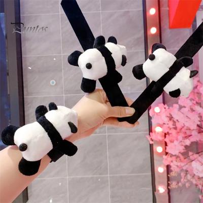 Slap-Armband, Cartoon-Panda-Puppen-Dekor, farblich passendes, elastisches, flexibles Band, weiches Plüsch-Schnapparmband, Paar-Geschenk, Handgelenk-Dekoration, Verpackung, Slap-Band
