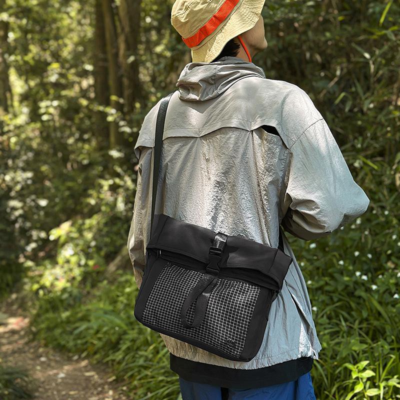 Outdoor travel lightweight women's satchel 2025 summer shoulder college student messenger bag boys trendy sports cycling bag