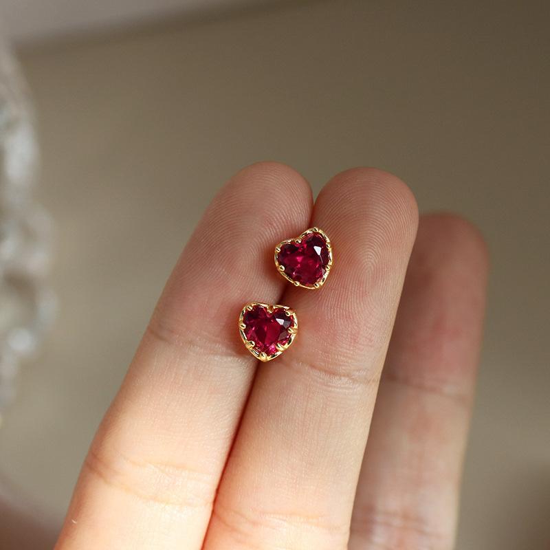 

2026 New Love Sweet Zircon Women s Earrings Elegant, Simple, Exquisite, Niche Design Sense Fashion Temperament Zircon