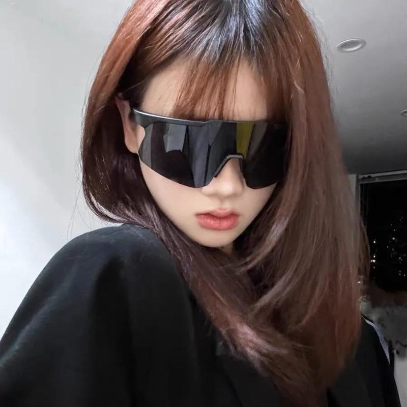 Cyberpunk Style Oversized Windproof Goggles Suitable for Outdoor Sports Such As Skiing, Cycling, and Hiking