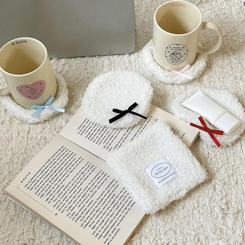 Untersetzer Einfacher Weißer Plüsch-Untersetzer Wärmeisolierpad Schreibtisch-Dekorationsmatte Schmuckschale für Getränke Schreibtisch Heimzubehör Geschenk