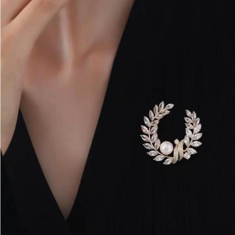 1Pc Delicate Pearl Flower Wreath Brooch for Women Fashion Rhinestone Brooches Pins Jewelry Trendy Accessories Party Gifts