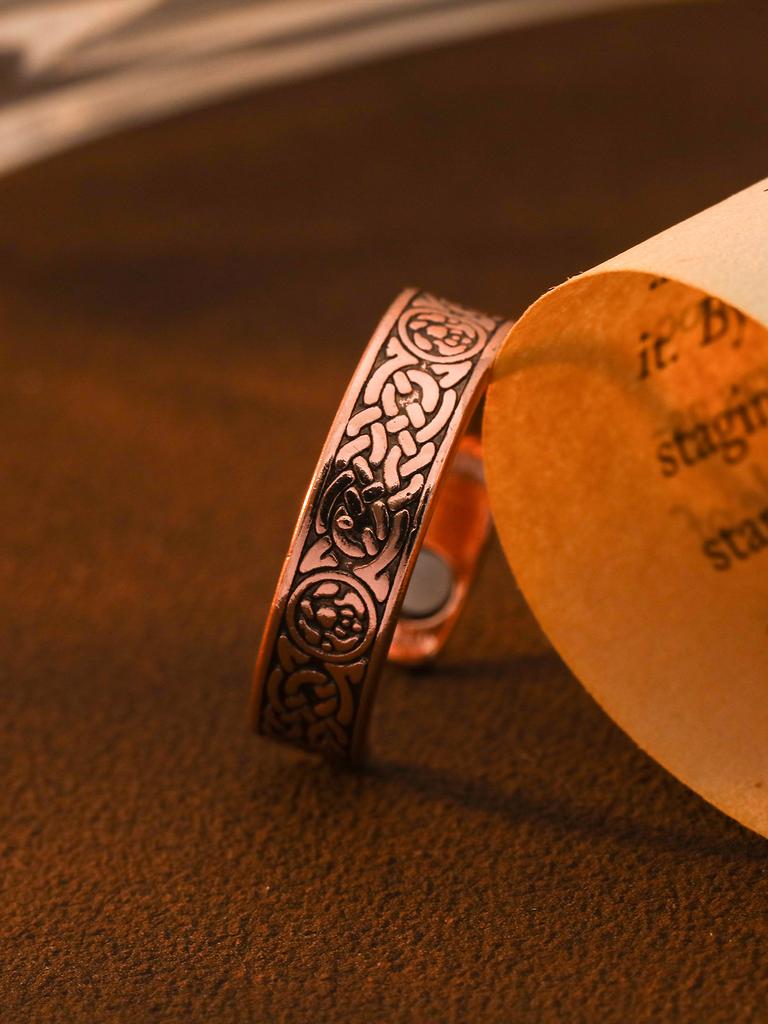 Miedziany Magnes Retro Pierścionek Modowy Atmosferyczny Wysoki Smak Wygrawerowany Wzór Totem Otwierany Pierścionek
