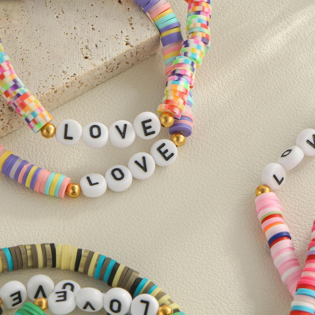 LOVE Letter Buntes Heishi Perlen Stretch Armband Set für Damen Y2K Boho Schmuck Geschenk