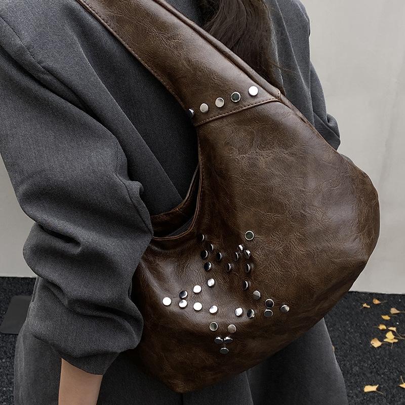 2025 Autumn New Texture Retro Rivet Shoulder Armpit Bag European and American Fashion Large Capacity Fashion Bucket Bag