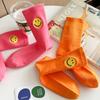 Einfarbige, mittellange Socken mit frischem, lächelndem Gesichtsmuster, schlichtem Design, bequem und atmungsaktiv.