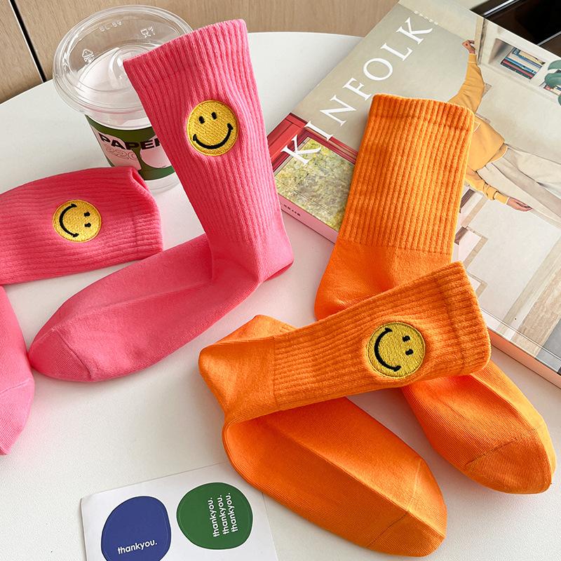 Einfarbige, mittellange Socken mit frischem, lächelndem Gesichtsmuster, schlichtem Design, bequem und atmungsaktiv.