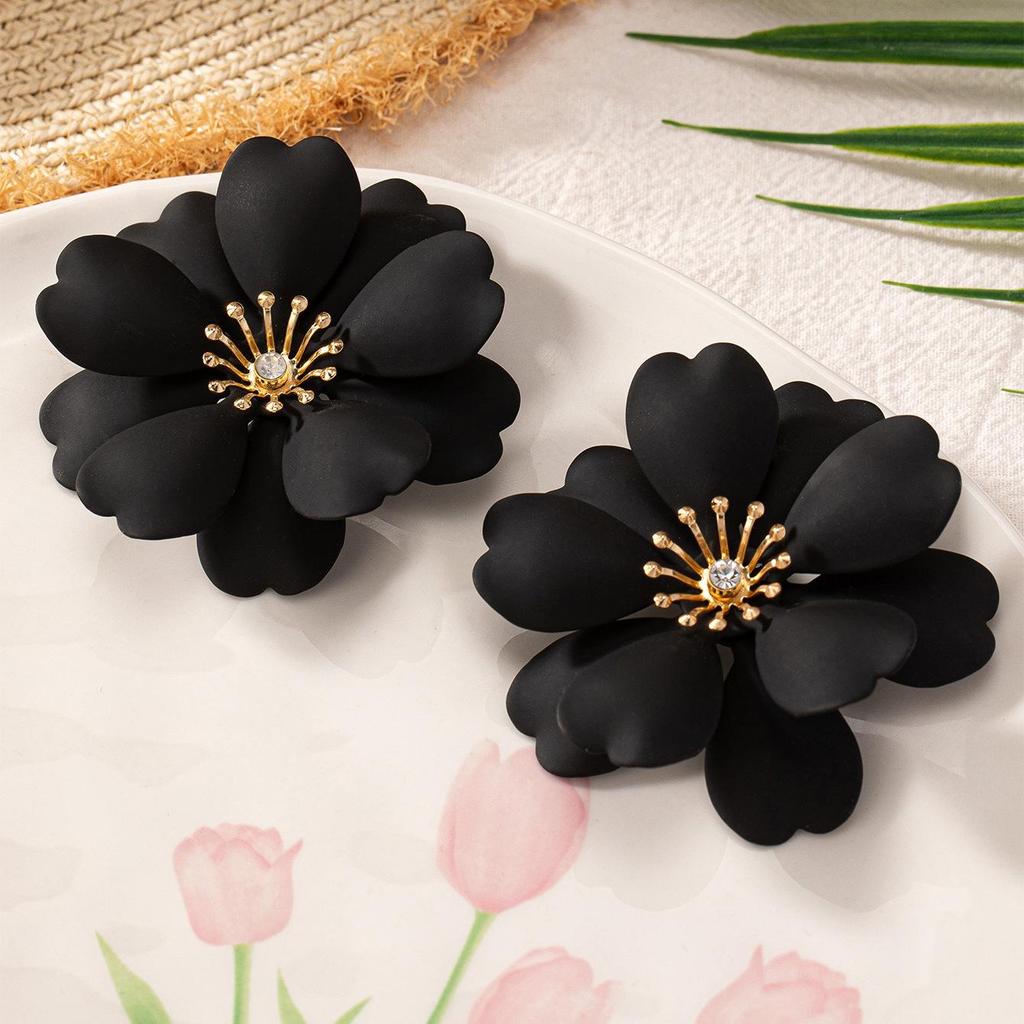 Retro Elegant Floral Stud Earrings: European & American Style