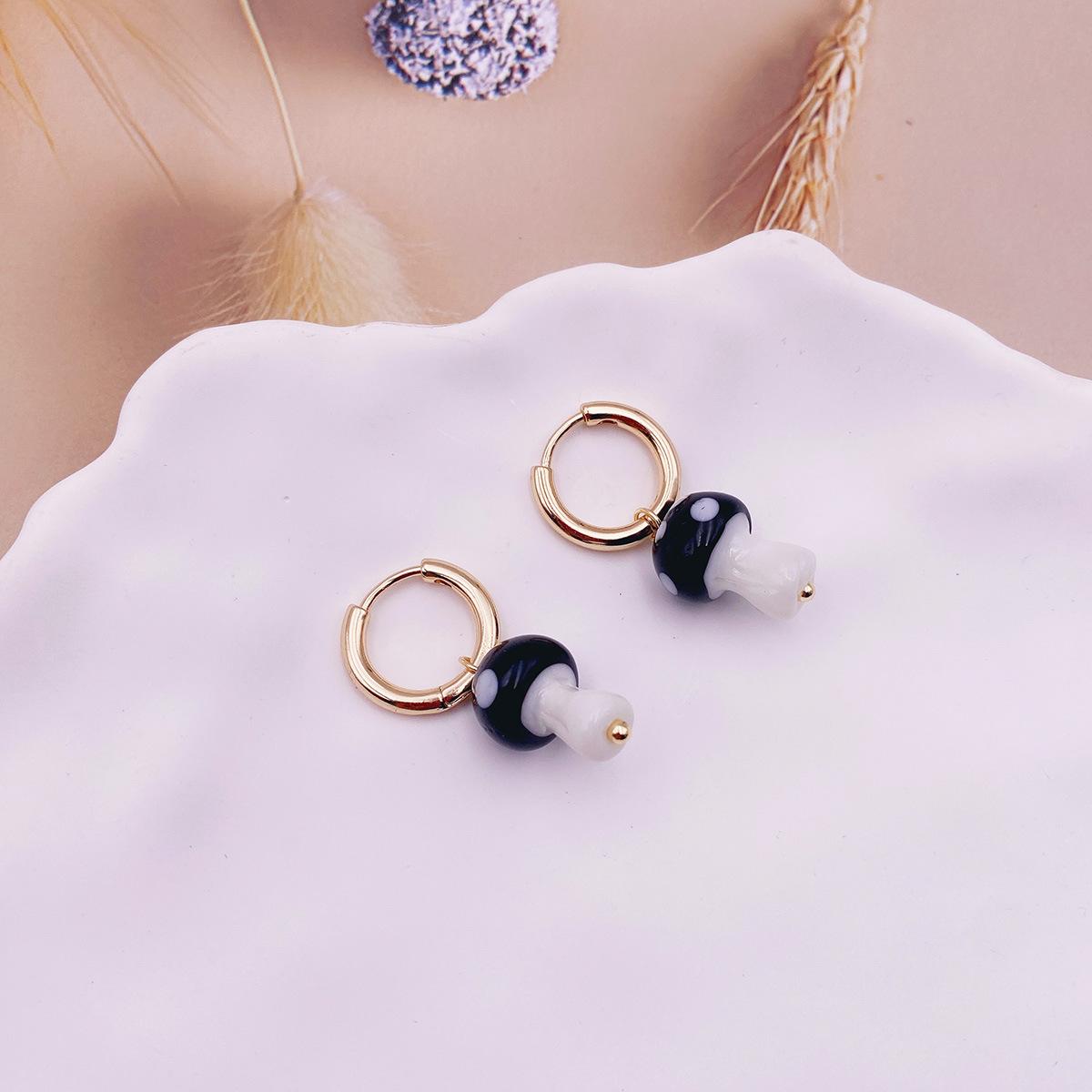 

2025 explosive simple earrings European and American new earrings mushroom soft pottery ear buckle earrings women s wholesale чорний