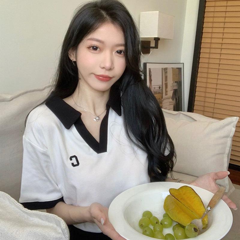 Polo z dekoltem w serek dla kobiet w dużych rozmiarach - Krótki rękaw, Zakrywające brzuch, Wyszczuplający krój, Kolekcja Lato 2025.