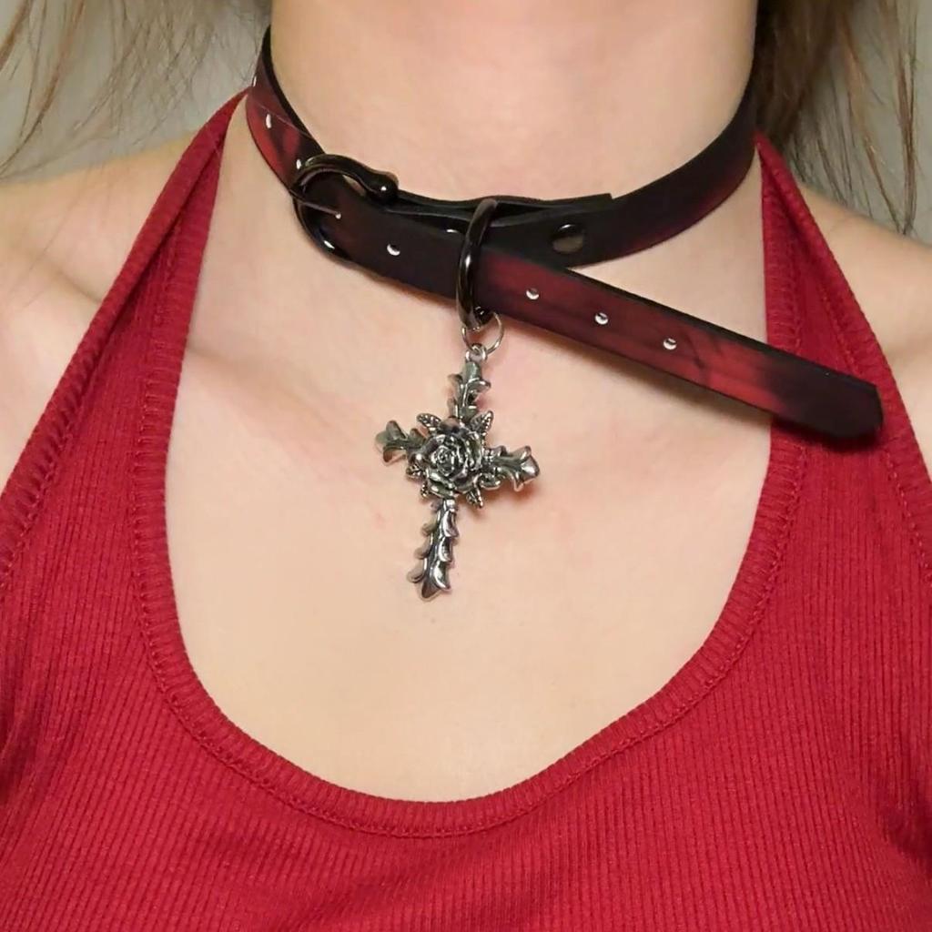 Chique Pittige Meisje Leren Bel Choker Ketting – Uniek Minderheidsontwerp
