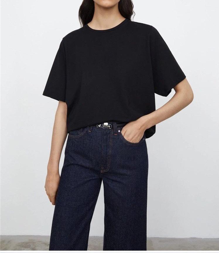 

Минималистичная футболка А-силуэта с перекрученным швом, с круглым вырезом и короткими рукавами, коллекция весна/лето 2022. Extra Small чёрный