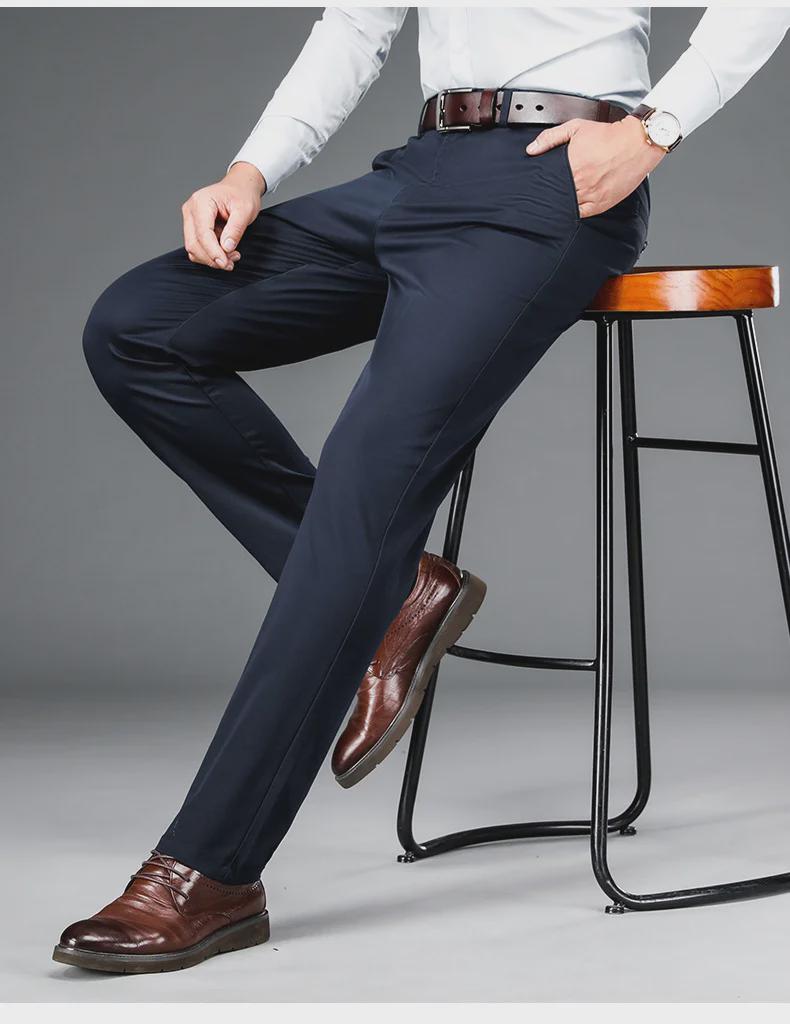 Męskie spodnie bawełniane na jesień z prostymi nogawkami, elastyczne, niegniotące się, naturalnie układające się, idealne do codziennych, biznesowych stylizacji w średnim wieku