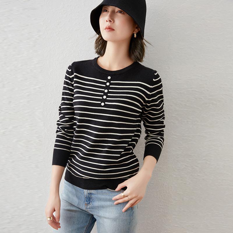 Striped long-sleeve knit top for women, 2026 spring and autumn new style, short Korean version, loose casual inner sweater