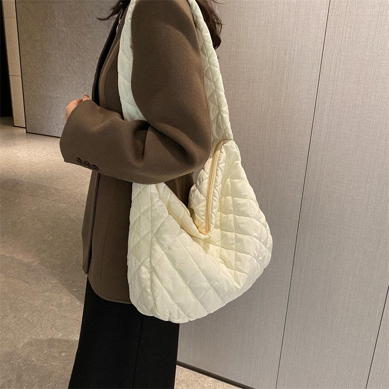 Autumn and Winter 2025 New Shoulder Bag Women's Cloud Folds Casual Personality Large Capacity Cotton Bag Messenger Bag Commuting