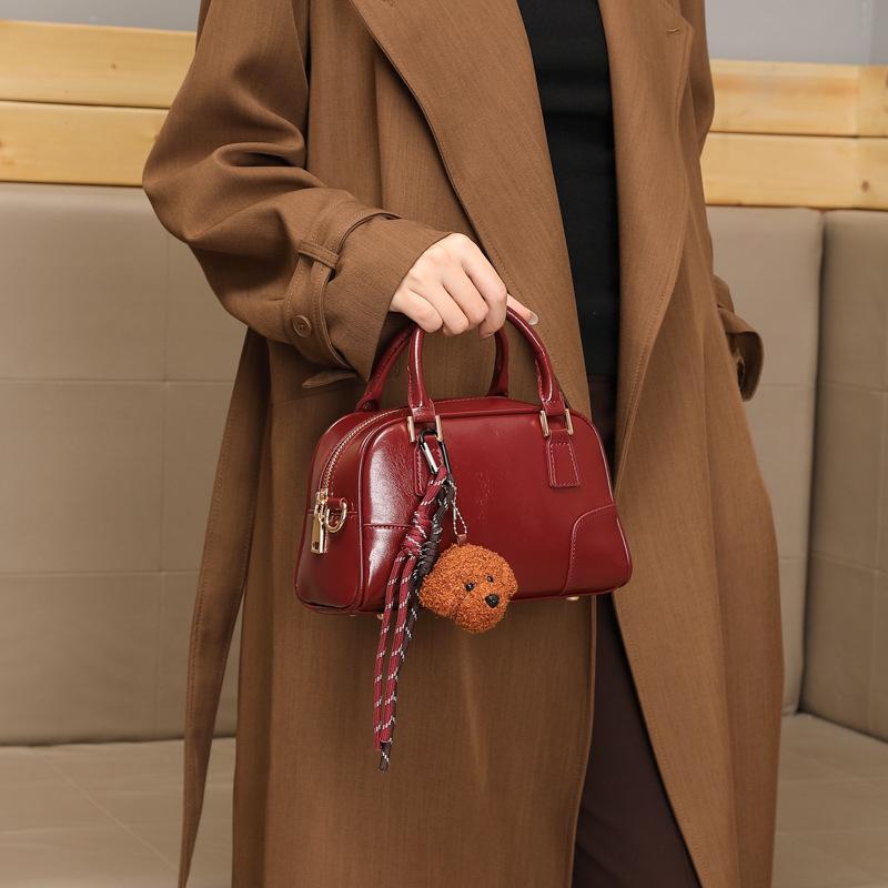 High-end bowling handbag for women, 2026 new model crossbody bag, winter high-quality commuter shoulder bag