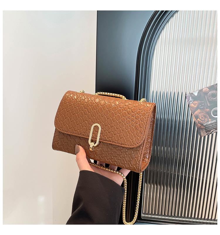 

Популярная в этом году женская ретро-сумка-мессенджер на цепочке, маленькая квадратная сумка, весна 2025, новая модная плетеная простая сумка на плечо коричневый