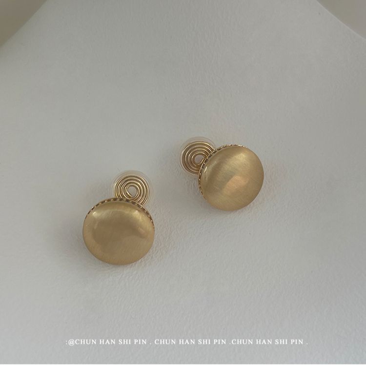 Round ear clips without ear piercings, niche design sense, retro brushed high-end earrings, women's fashion mosquito coil disc earrings.