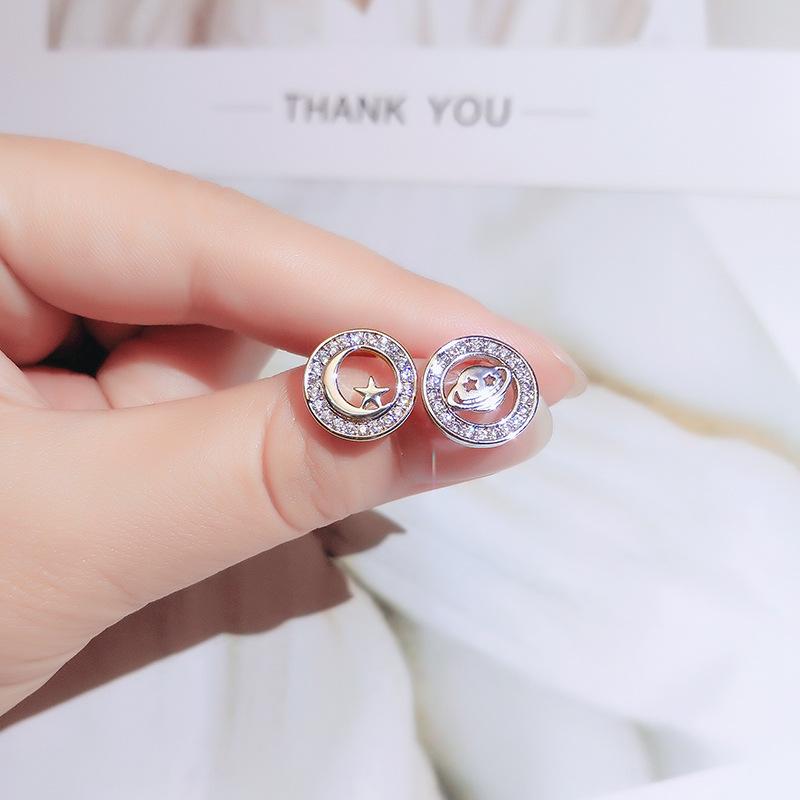 High End Sense Circle Fashion Diamond Earrings for Women Asymmetric Star and Moon Earrings Super Fairy Fresh Simple Ear Clip Without Ear Holes