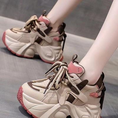 Lederen dad sneakers met interne hoogteverhoging voor dames 2024 nieuwe zomer populaire casual schoenen platform kleine Europese damesschoenen