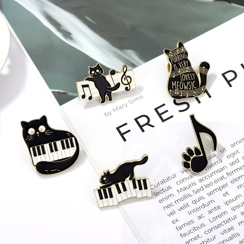 Spilla Gatto Cartone Animato Tasti di Pianoforte Nota Musicale - Accessorio Carino e Versatile