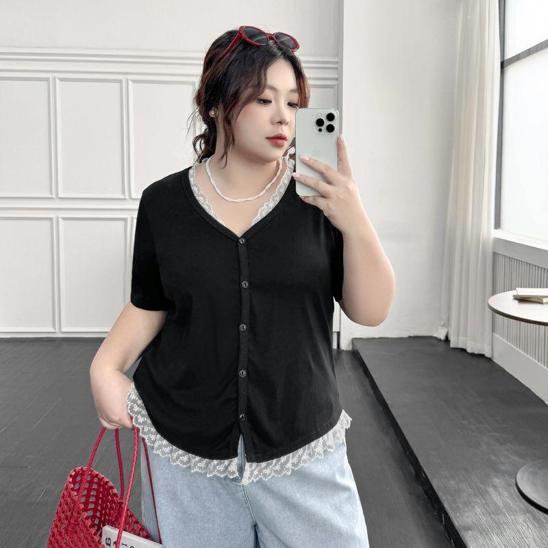

Plus size women clothing [Fake Two-Piece Lace T] Lace Stitching V-neck Slimming Belly Covering Summer Chubby Girl Short sleeve T-shirt Classic Black 7xl
