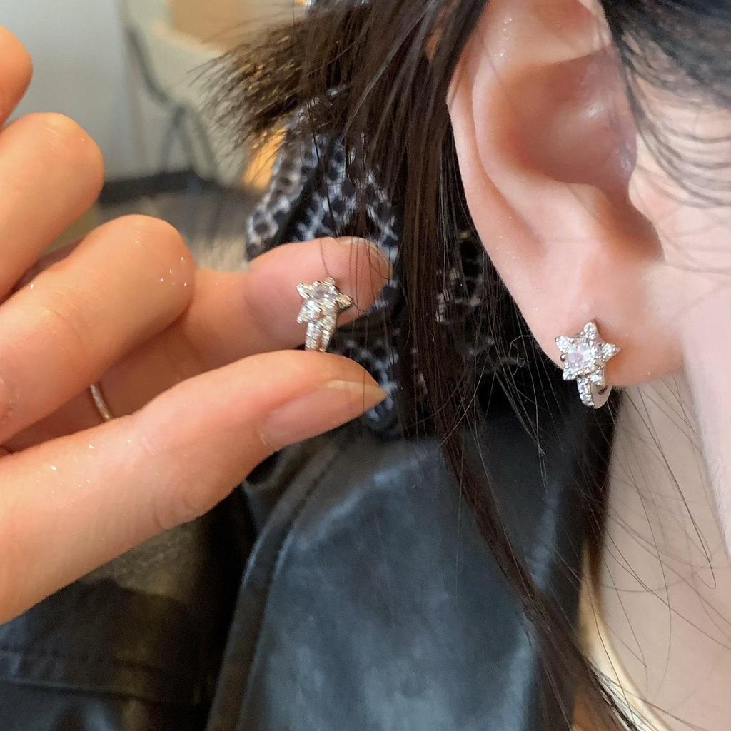 Elegant Zircon Star Ear Cuffs - Versatile, Fashionable, Light Luxury Earrings with a High-End Feel