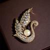 Swan brooch, high-end women's luxury pearl temperament brooch, new niche high-end pin, suit and accessories