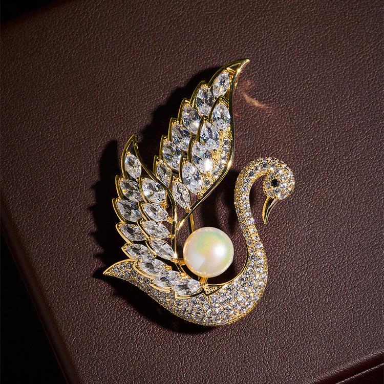 Swan brooch, high-end women's luxury pearl temperament brooch, new niche high-end pin, suit and accessories
