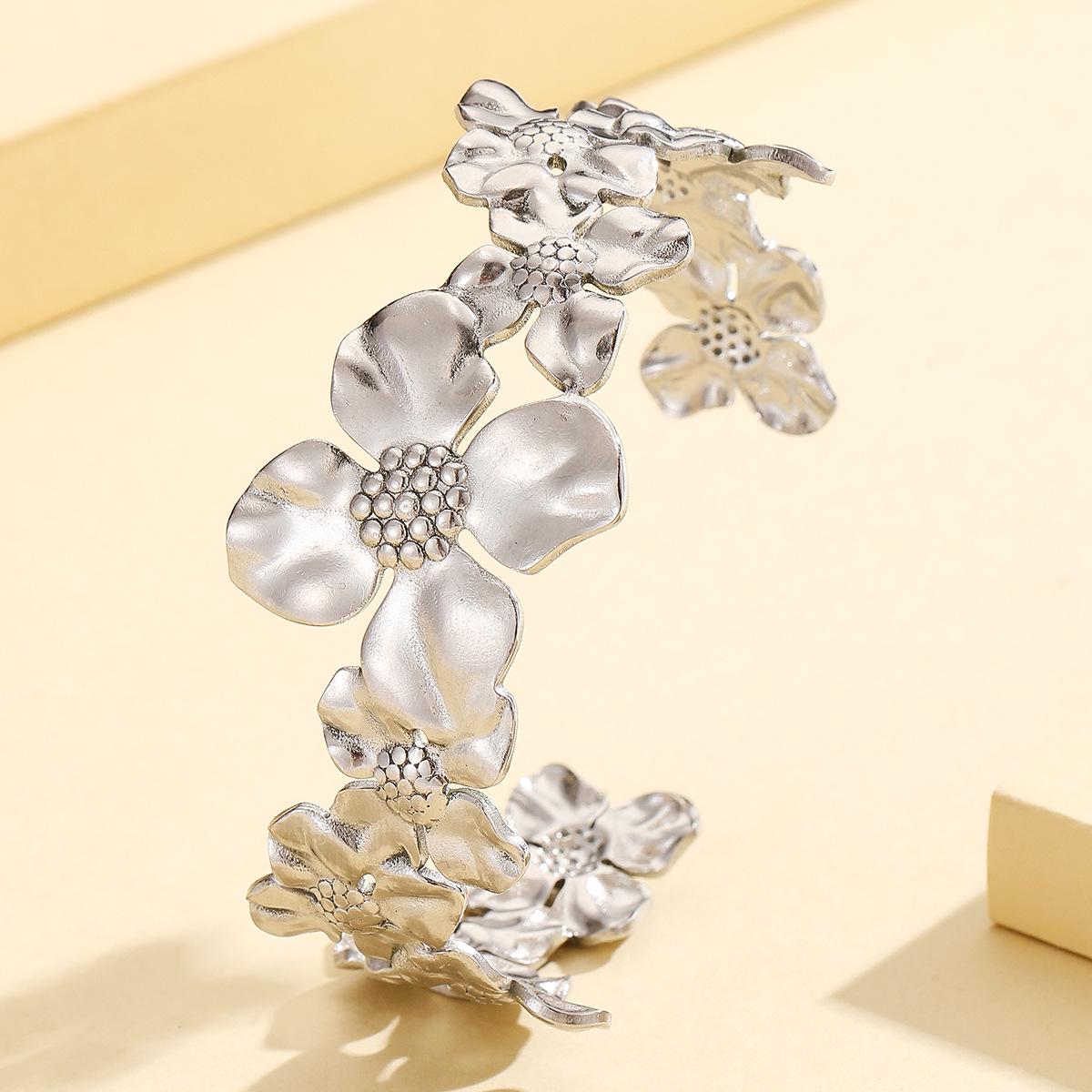 Retro Old Money Style Adjustable Gold-Plated Stainless Steel Flower Bracelet for Women