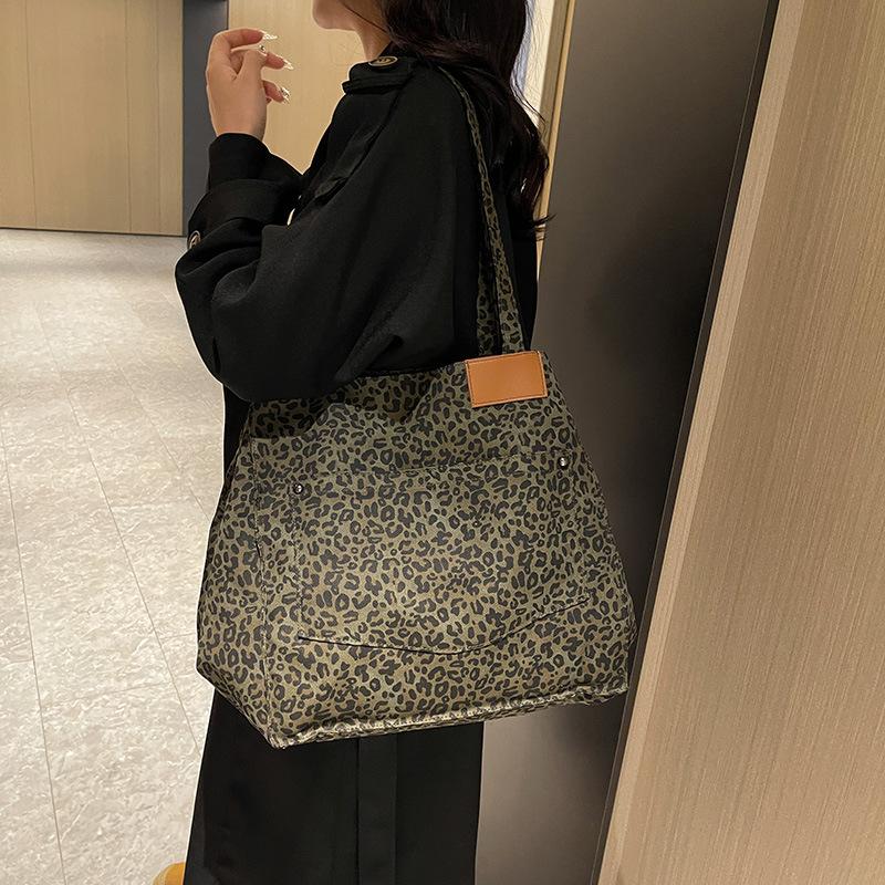 Large capacity leopard print fashion shoulder bag women's new simple personalized tote bag large shopping bag leisure travel bag