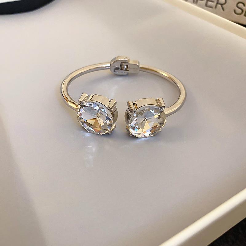 

Браслет высокого класса с простым характером, легкой роскошью, нишевый и крутой стиль