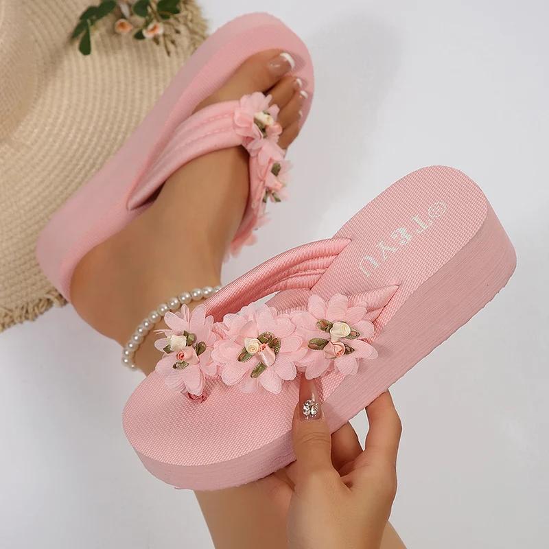 Deko mit Blumen Damen Keil Zehentrenner Sommer 2025 Leichte Zehensteg Plateau Pantoletten Frau Bequem Rutschfest Strand Pantoletten