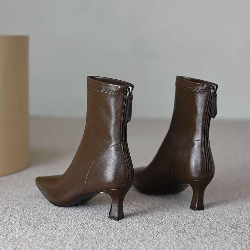 

Жіночі шкіряні черевики-мартін осінь-зима однотонні з гострим носком універсальні на середньому каблуці великого розміру шкіряні черевики на тонкому каблуці нові черевики середньої висоти жіночі 35