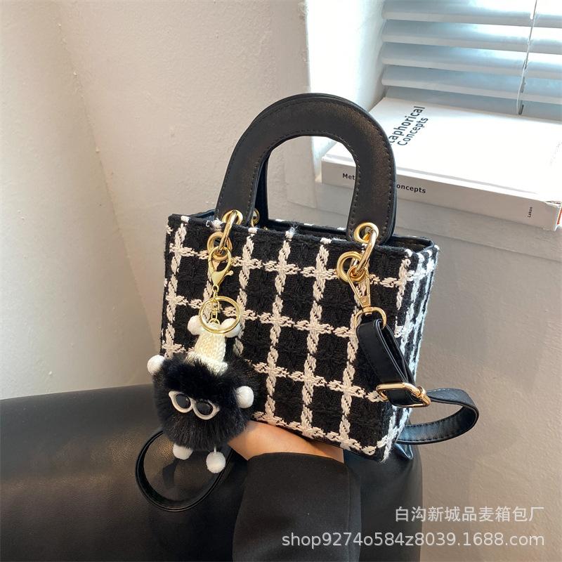 Portable woolen small bag women's 2025 new trendy styling bag foreign style explosive shoulder bag fashion messenger small square bag