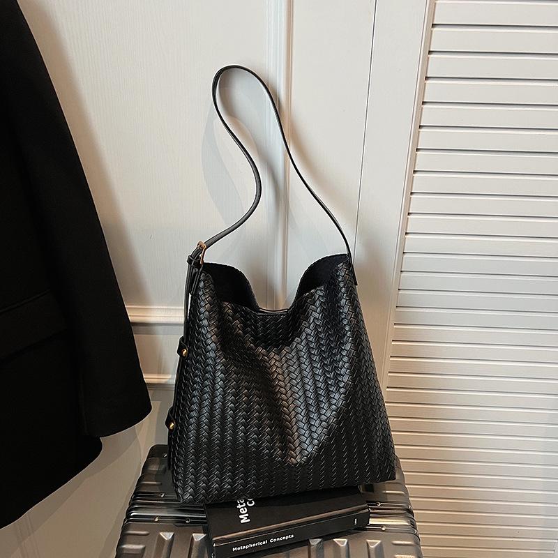 2025 Autumn/Winter Retro Woven Texture Large Capacity Tote: Versatile Casual Shoulder Bucket Bag