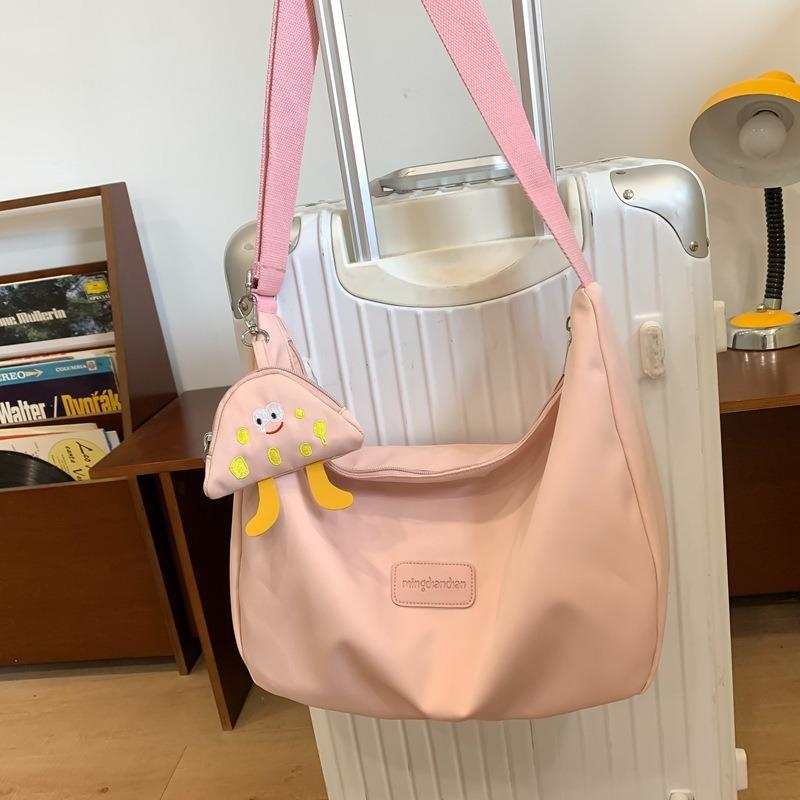 

Solid color summer bag commuter messenger bag women s new versatile casual large-capacity shoulder bag free pendant розовый