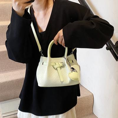 Niş tasarım taşınabilir kova çanta kadın 2025 yeni moda ilkbahar kişiselleştirilmiş trend postacı çantası